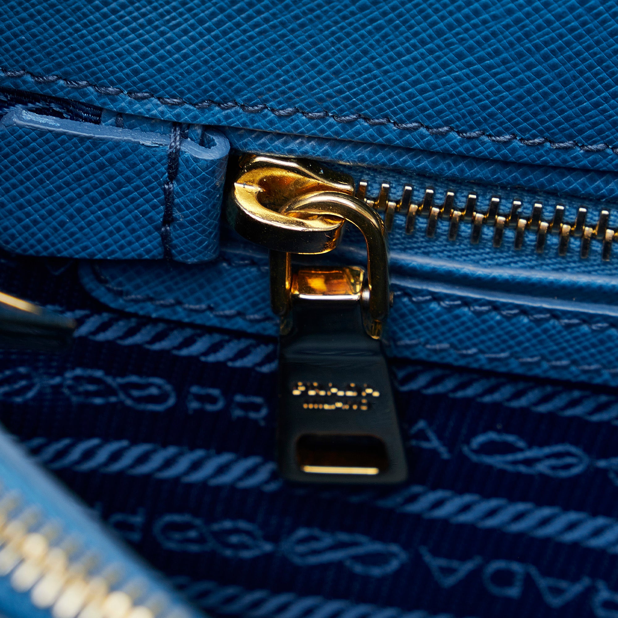 PRADA Saffiano Lux Double-Zip Tote Bag Light Blue Leather ref.36967 - Joli  Closet