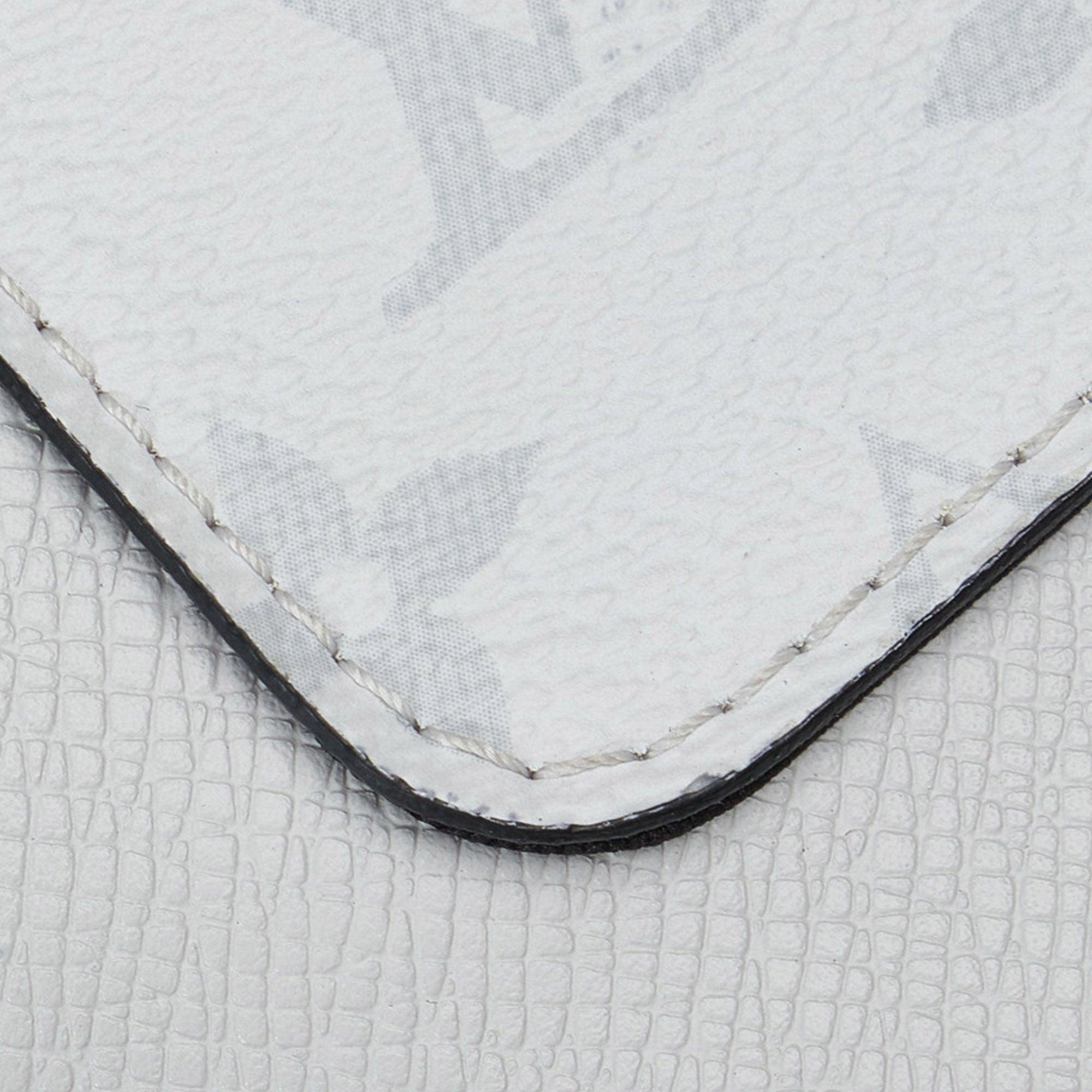 Louis Vuitton Outdoor Messenger Antarctica White Taigarama Leather Bag