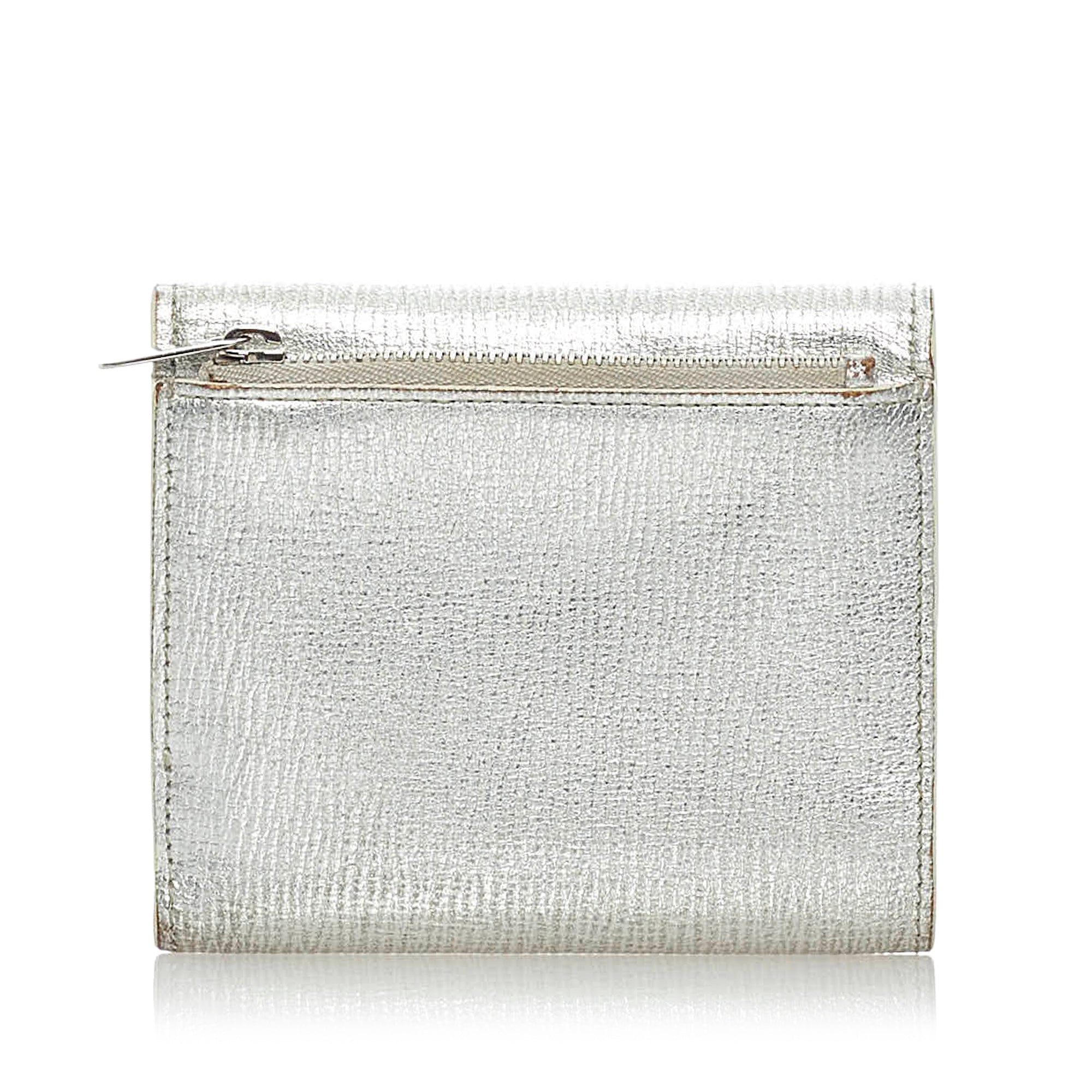 Dior Diorama silver bag.  Dior diorama bag, Handbag boutique, Bags