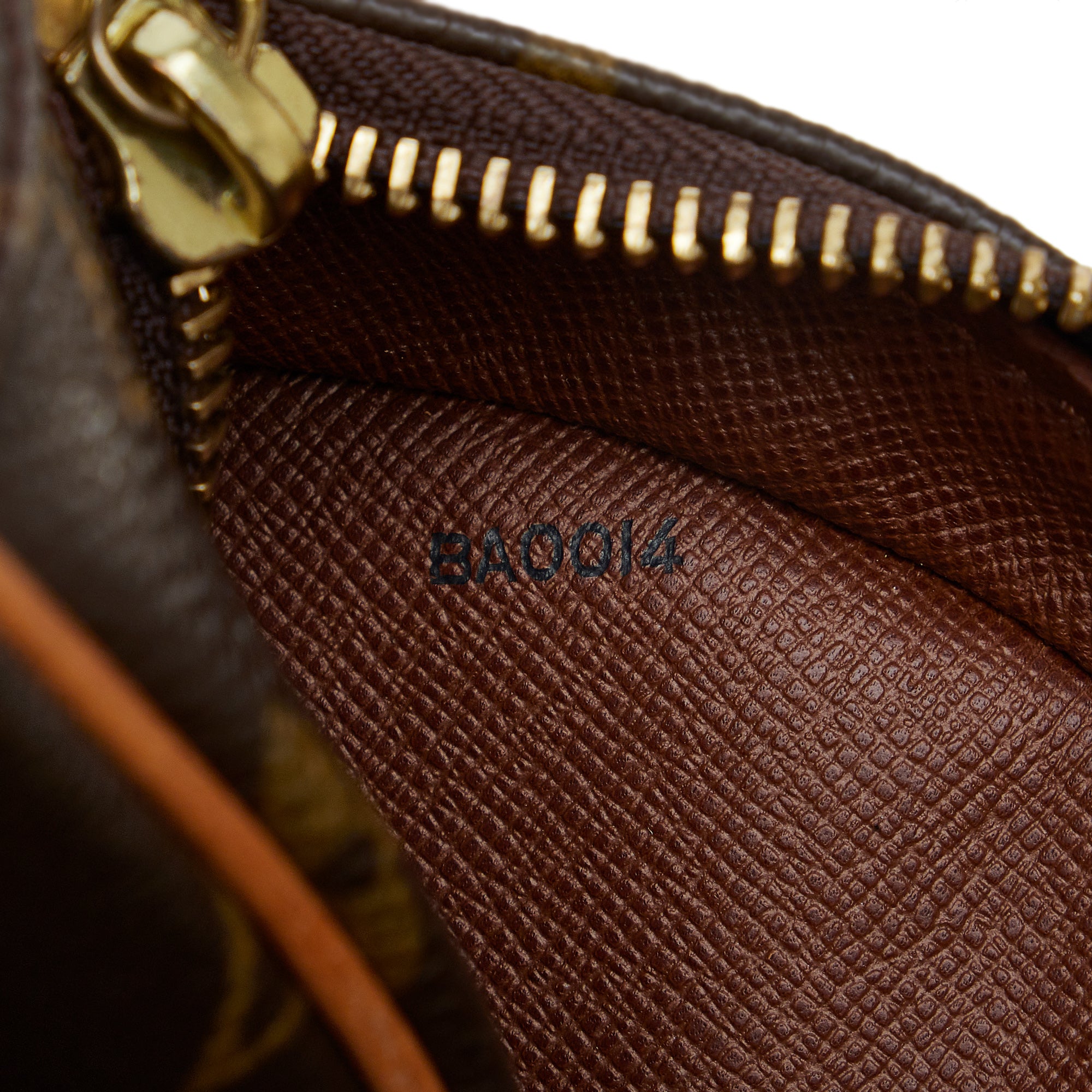 Blois leather crossbody bag Louis Vuitton Brown in Leather - 16957547